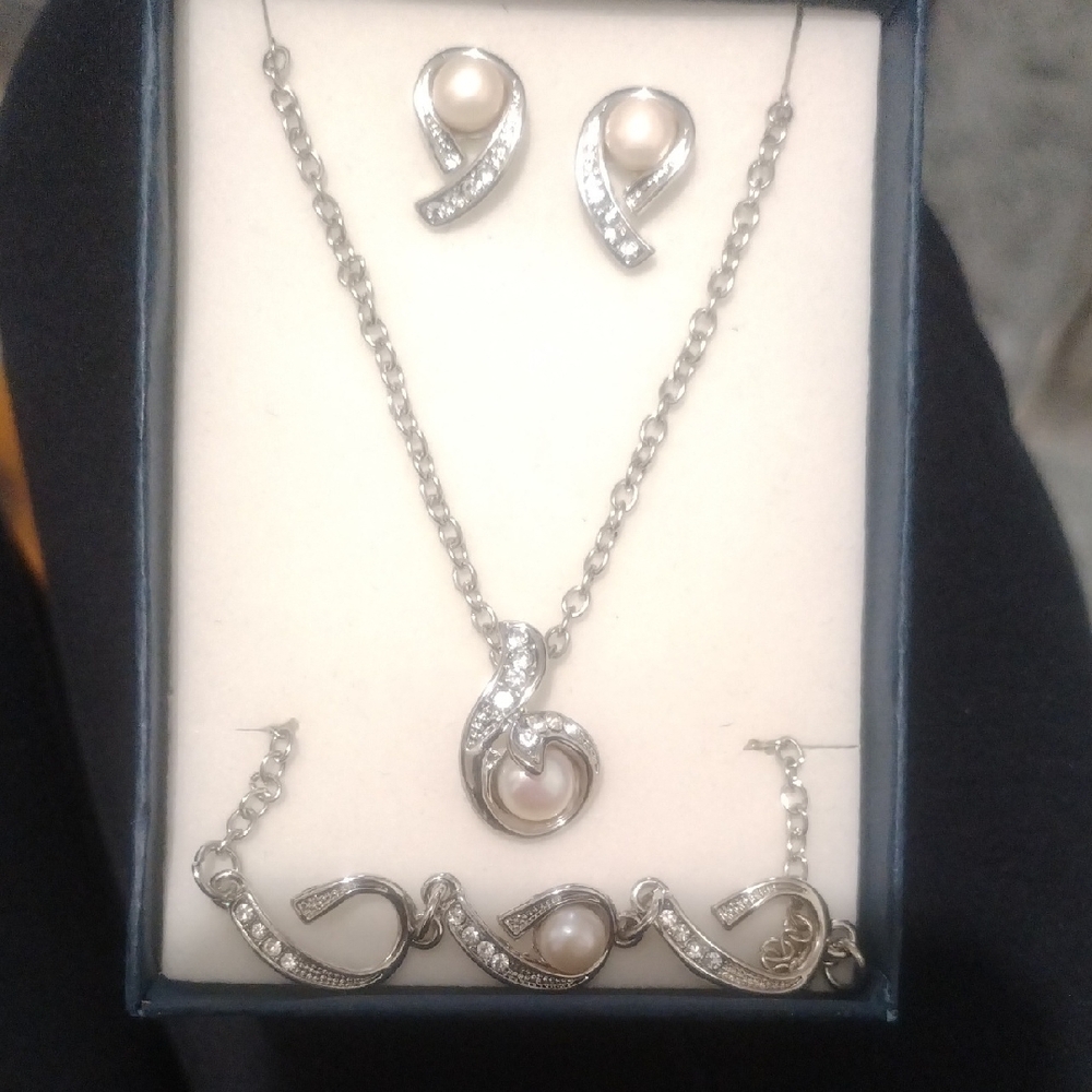 Elegant Silver and Pearl Jewelry Set